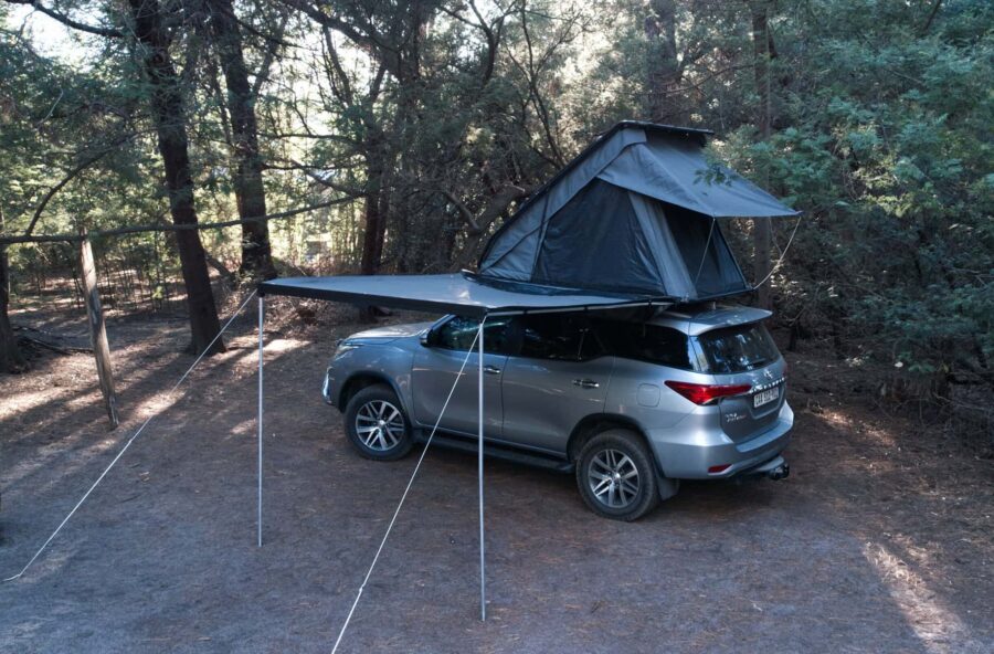 Tent awning easy-to-open rooftop tent mounted on a roof rack, perfect for weekend getaways